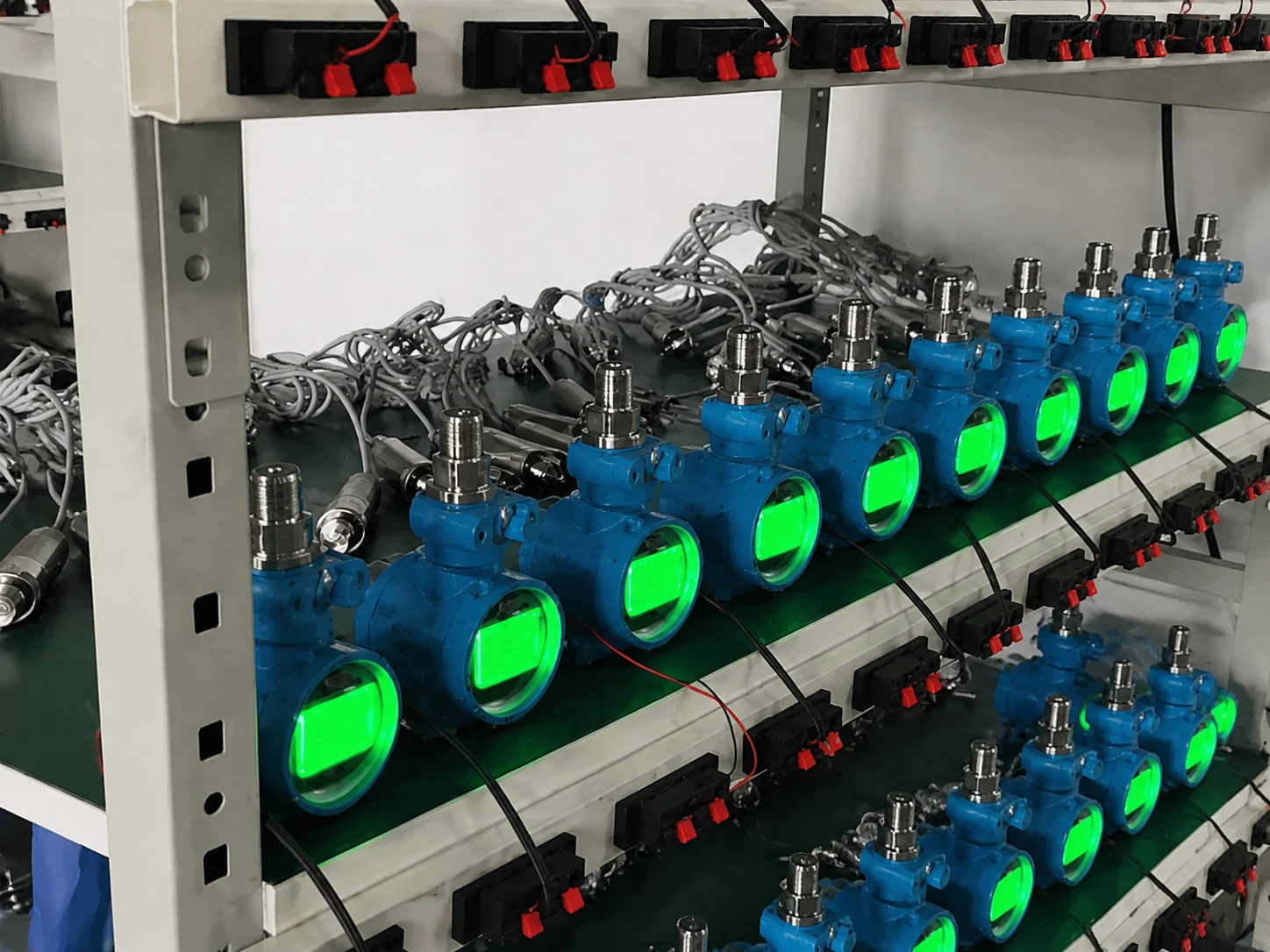 Drucktransmitter während einer spannungsversorgten Alterungsprüfung